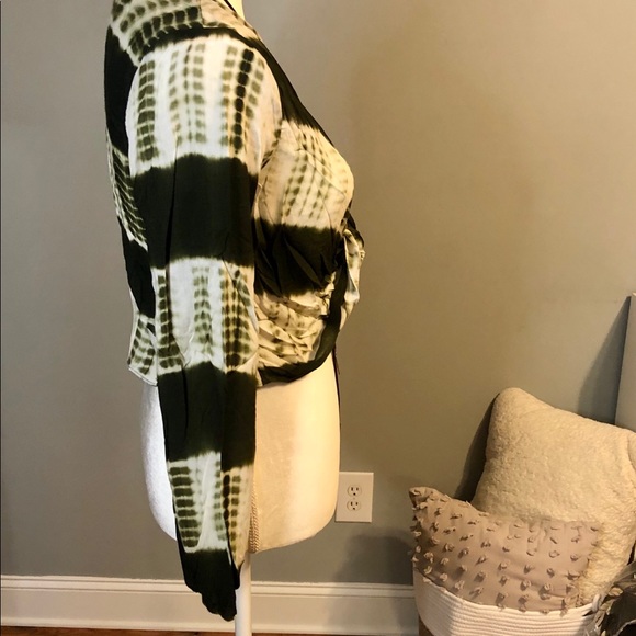 Line & Dot-Revolve - Shibori Reversible Twist Top - Picture 15 of 16